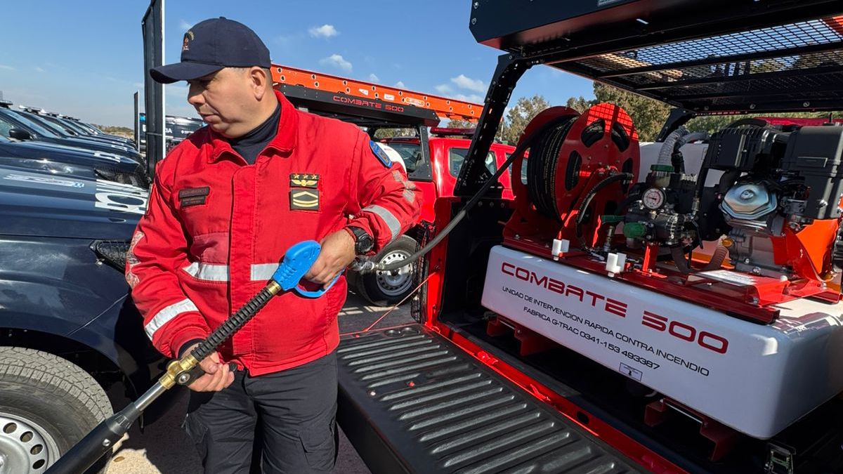 Los Bomberos de la Policía de Mendoza recibieron seis camionetas nuevas. Los Bomberos de la Policía de Mendoza recibieron seis camionetas nuevas.