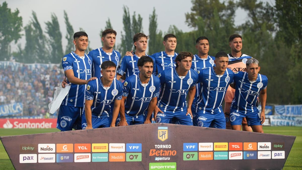 El Tomba debutó de local en cancha del Lobo.