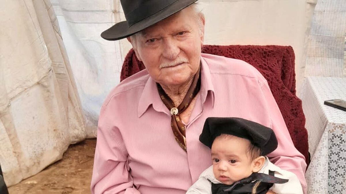 Mateo y Cipriano, que falleció a los 89 años. Cuatro generaciones que cruzaron el río, en Portezuelo. Mateo y Cipriano, que falleció a los 89 años. Cuatro generaciones que cruzaron el río, en Portezuelo.