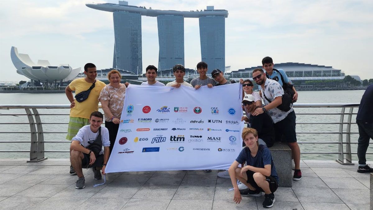 Los chicos aseguraron que sabían que representaban a todo un país y trabajaron entre 50 y 60 horas por semana en su robot ganador. Los chicos aseguraron que sabían que representaban a todo un país y trabajaron entre 50 y 60 horas por semana en su robot ganador.