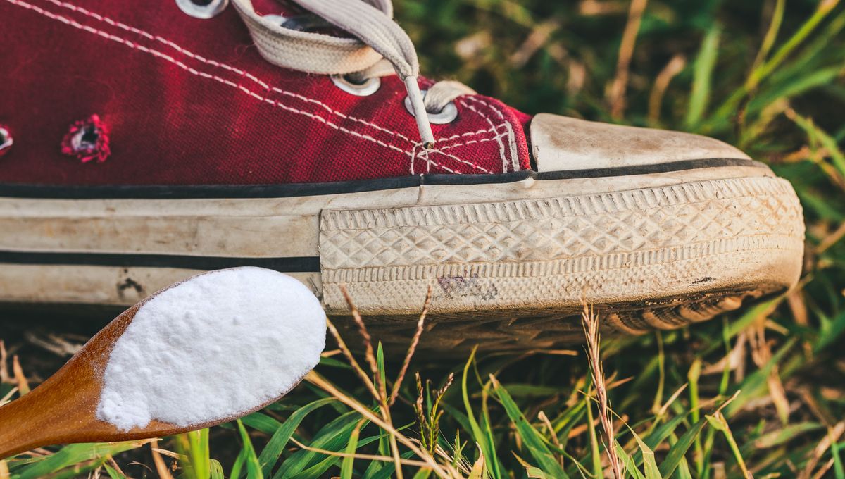 Te dejo 2 opciones de truco casero para mantener la suela de tus zapatillas impecable. Te dejo 2 opciones de truco casero para mantener la suela de tus zapatillas impecable. 