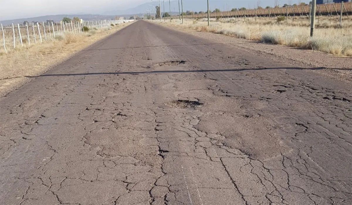 El mal estado de la Ruta 14 fue motivo de cruces y denuncias de los vecinos en Twitter. Hay automovilistas que prefieren avanzar por la banquina en lugar de ir por el asfalto.