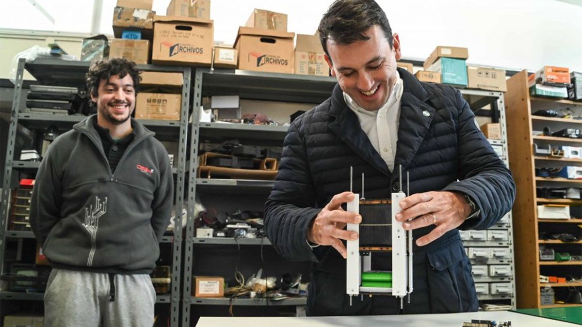 Tadeo García Zalazar junto a jóvenes de la empresa mendocina Cega Electrónica.