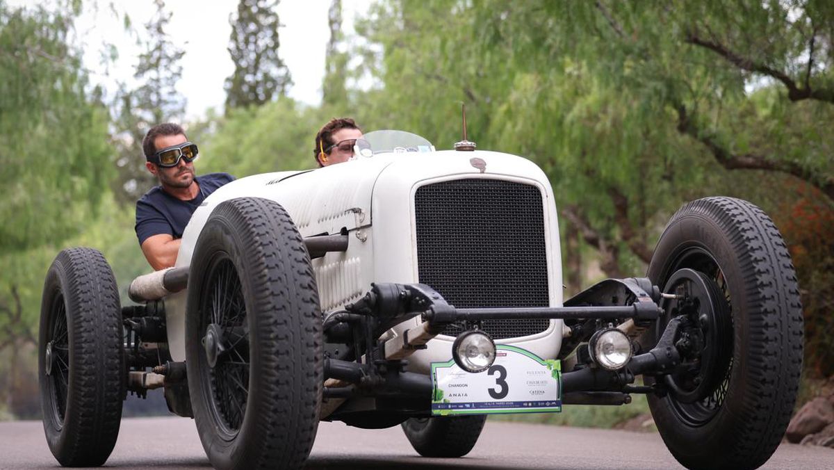 Hermosa máquina antigua en el Rally de las Bodegas. Hermosa máquina antigua en el Rally de las Bodegas.