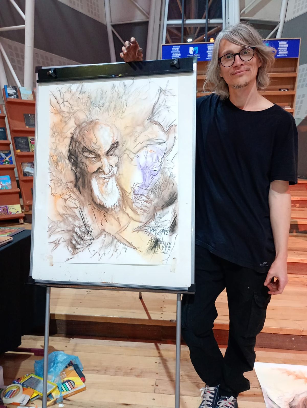 Andrés Casciani junto a una de sus obras en homenaje a Armando Tejada Gómez. Andrés Casciani junto a una de sus obras en homenaje a Armando Tejada Gómez.