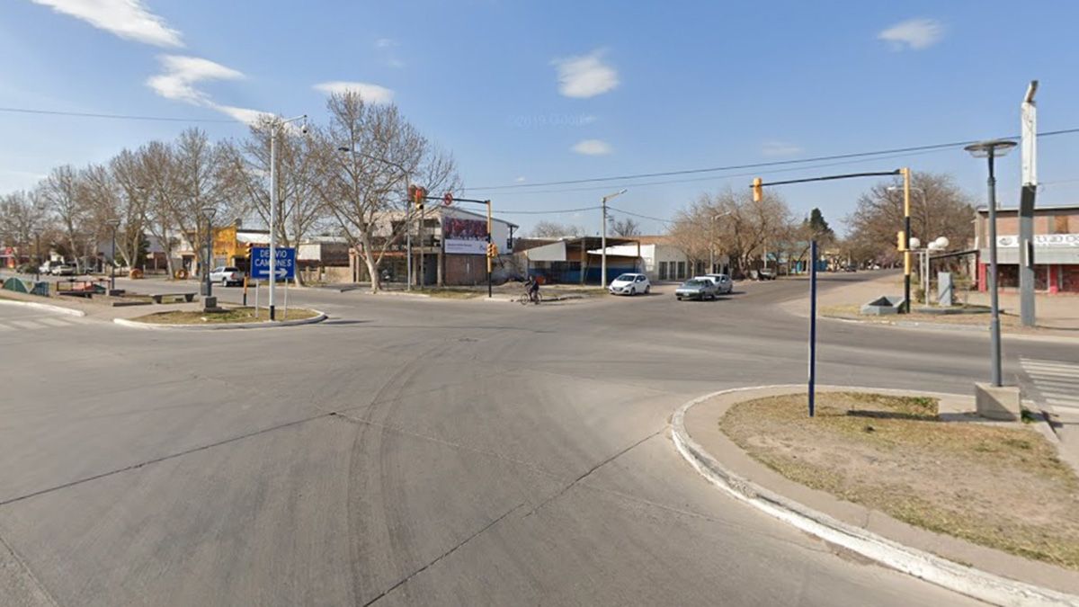 La esquina de avenida Libertador y Granaderos, en General Alvear, donde se encuentra el desvío de carga pesada. Allí fue atropellada la mujer de 48 años, por el conductor de un camión de gran porte y que murió en el lugar.