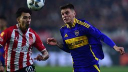 Kevin Zenón trata de llevarse el balón ante la marca de Eric Meza. Boca empató com Estudiantes por la 12ª fecha de la Liga Profesional.