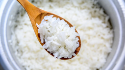 El truco con dos ingredientes para que el arroz no se pegue y quede a punto
