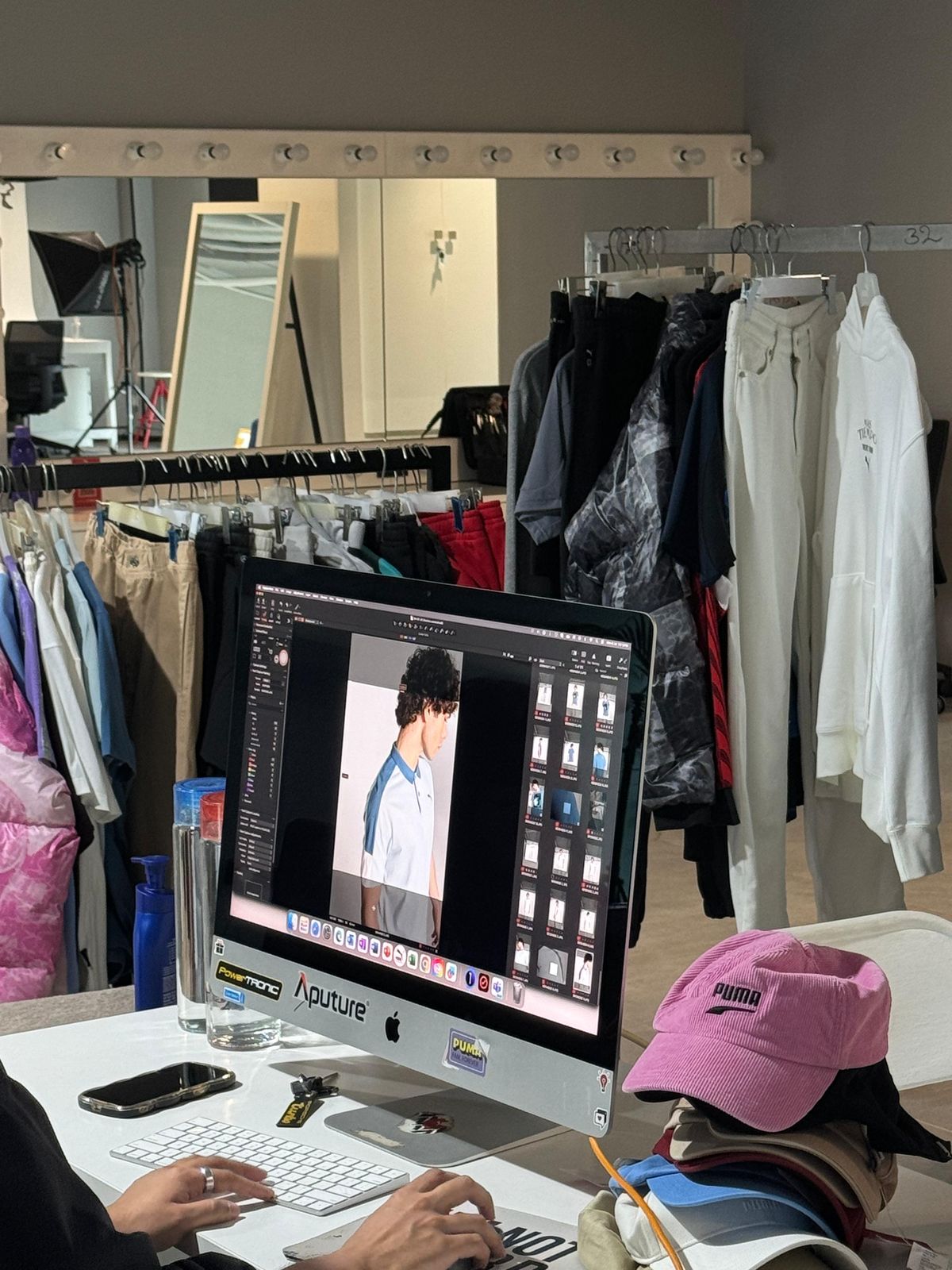 Apasionado de las redes, Bebo muestra el back de su trabajo en India, cómo son los camarines con percheros llenos de ropa y el trabajo de los fotógrafos en las sesiones. Apasionado de las redes, Bebo muestra el back de su trabajo en India, cómo son los camarines con percheros llenos de ropa y el trabajo de los fotógrafos en las sesiones.