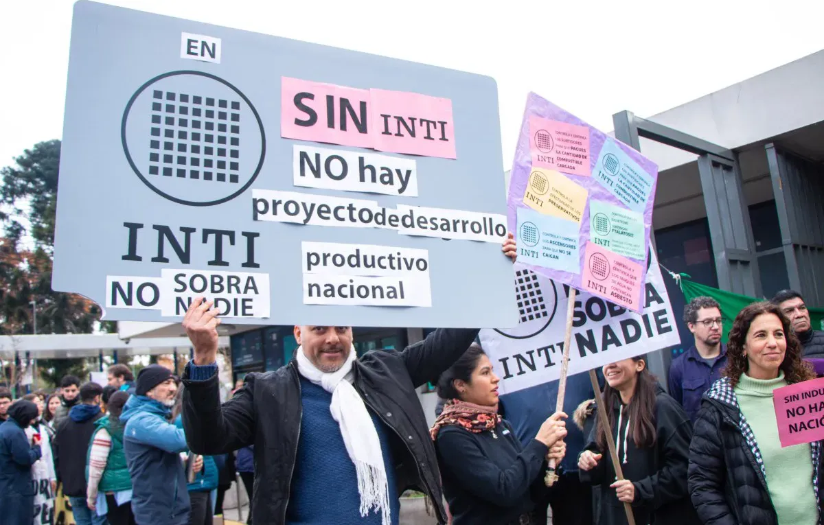 Frente al avance de la motosierra, los trabajadores del INTI intentaron visibilizar cómo trabaja el organismo para frenar el ajuste Frente al avance de la motosierra, los trabajadores del INTI intentaron visibilizar cómo trabaja el organismo para frenar el ajuste