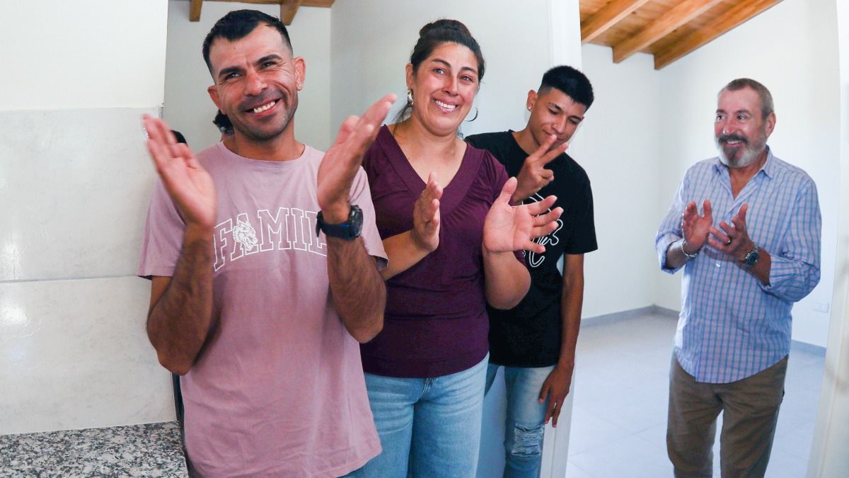 Un 20 de diciembre inolvidable para María y Raúl, quienes accedieron a su casa propia. Lo hicieron posible la Fundación Grupo América y la Municipalidad de Junín. Un 20 de diciembre inolvidable para María y Raúl, quienes accedieron a su casa propia. Lo hicieron posible la Fundación Grupo América y la Municipalidad de Junín.