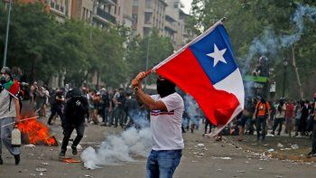 Las refriegas llegaron a la zona financiera de Santiago
