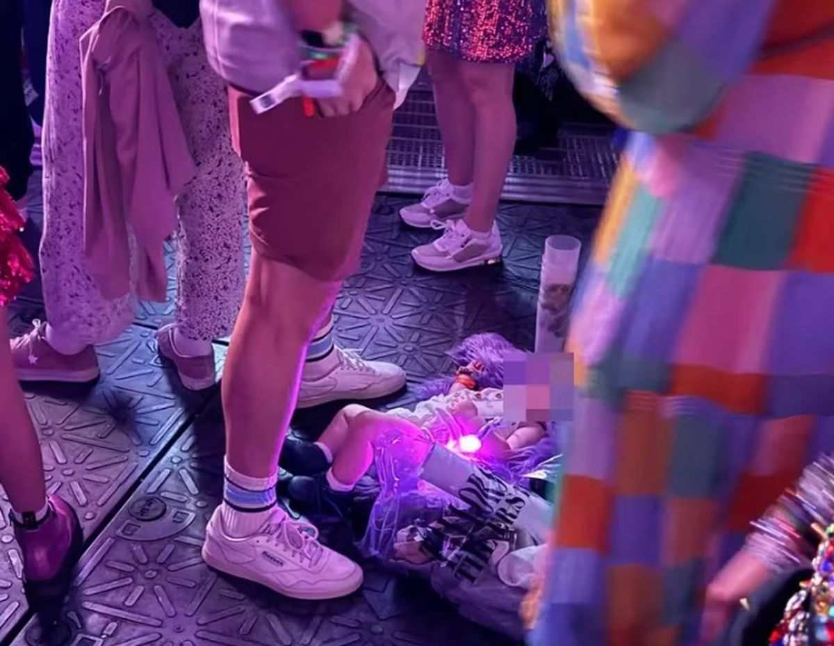 El bebé fue dejado en el piso por la persona mayor a su cargo para ver el concierto de Taylor Swift, lo que generó críticas El bebé fue dejado en el piso por la persona mayor a su cargo para ver el concierto de Taylor Swift, lo que generó críticas
