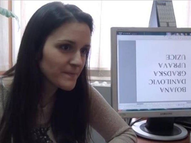 El mundo de revés: una mujer ve todo patas para arriba