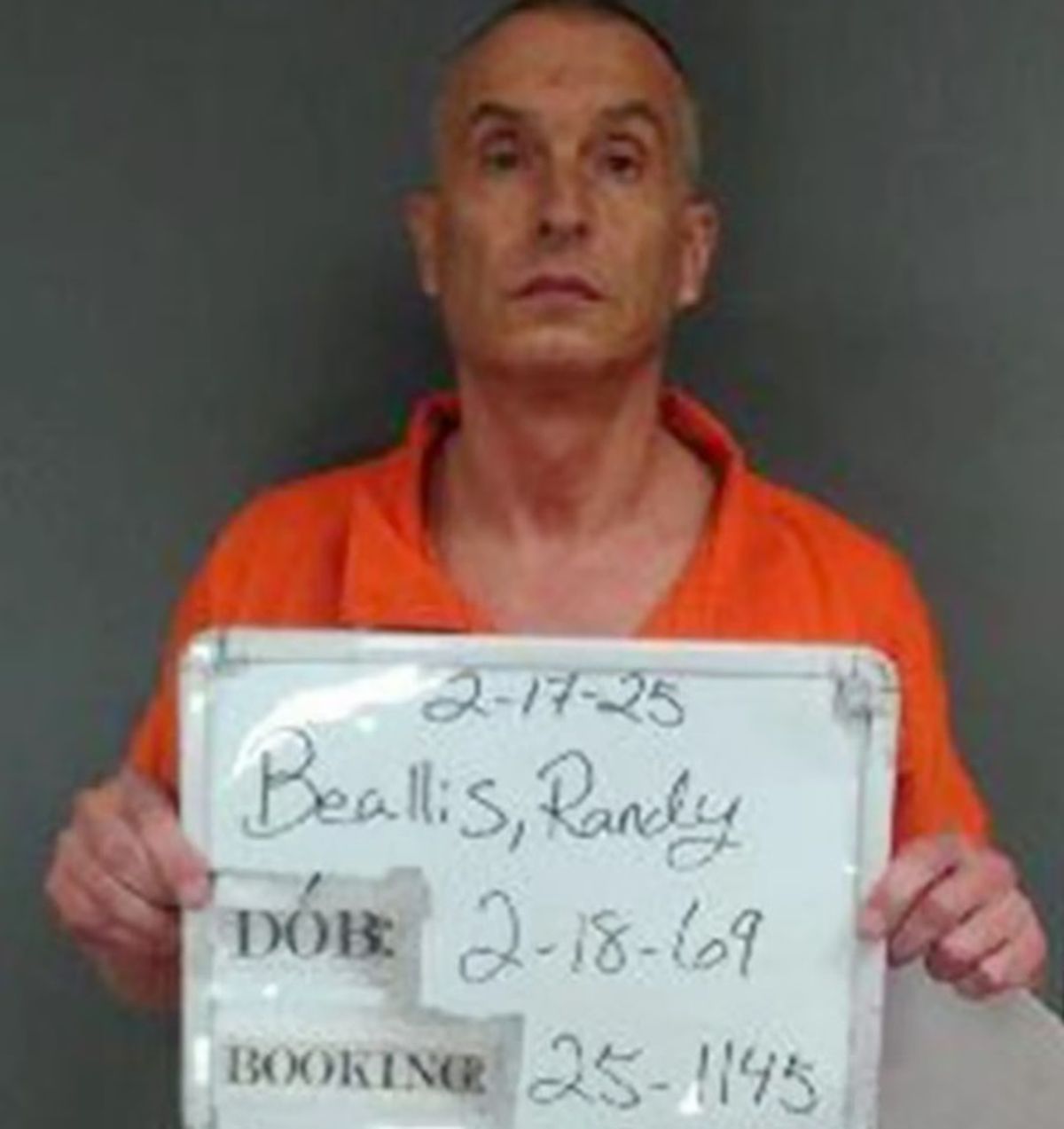 El médico Reandal Beallis ya había recibido una condena por violencia familiar y está sospechado por el triple crimen.