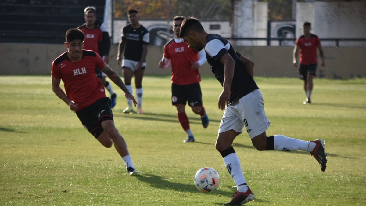 Gimnasia y Esgrima y Hurac&aacute;n Las Heras tuvieron minutos de f&uacute;tbol en el Parque.