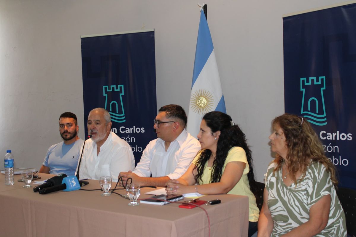 El intendente de San Carlos, Alejandro Morillas (frente al micrófono) decidió recortar 200 contratos de esa comuna.&nbsp;