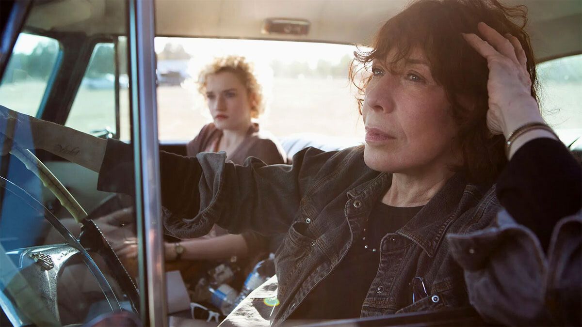 La actriz Lily Tomlin, a la derecha en la foto, interpreta a Ellie Reid en la película de Netflix.