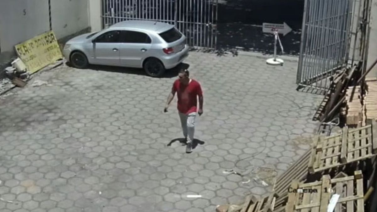 El delincuente quedó registrado por las cámaras de seguridad del galpón de Zapata Goma, de Capital.