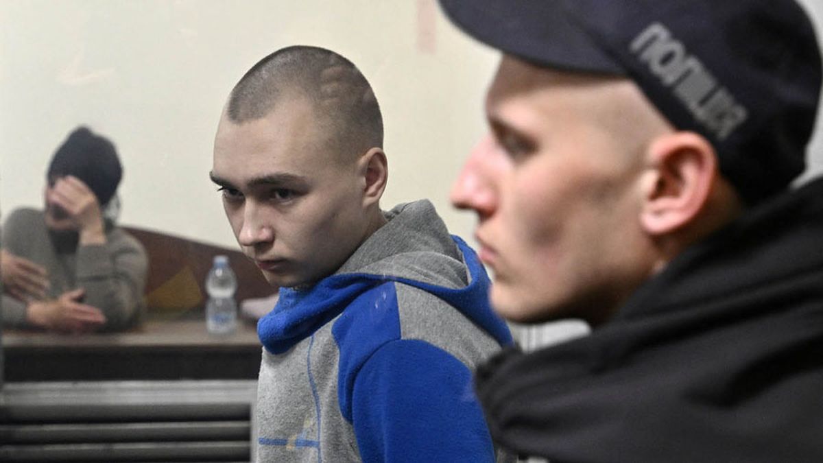 Guerra Rusia - Ucrania: el soldado Vadim Shishimarin durante su ingreso al tribunal.
