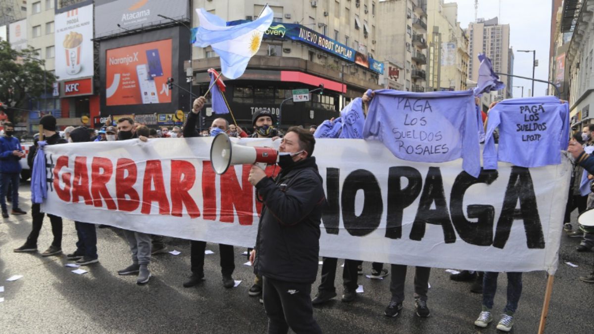 Tanto en Mendoza, como en Buenos Aires, y otro puntos del país, la falta de pago a empleados y cierre de sucursales obligó a los sindicatos de empleados de comercio y camioneros a movilizarse.
