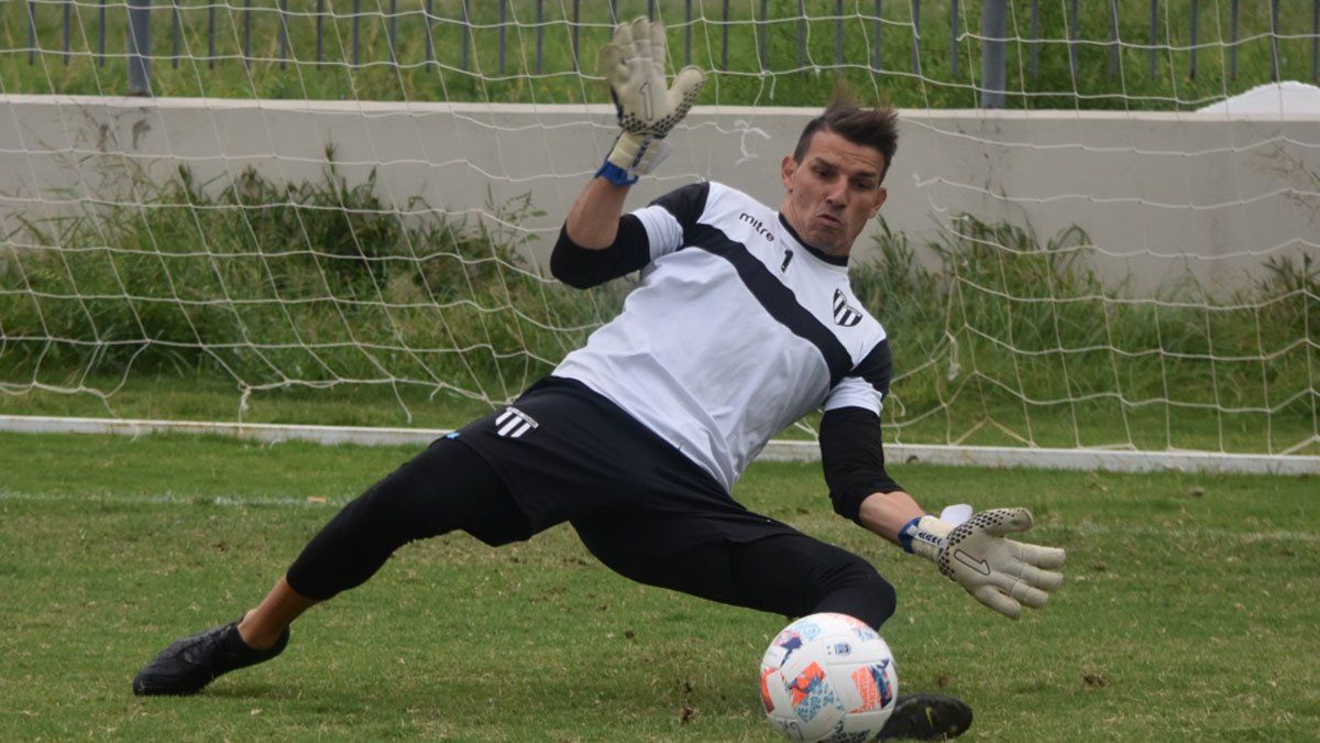 Sebastián Giovini tuvo un gran debut en el arco del Lobo.