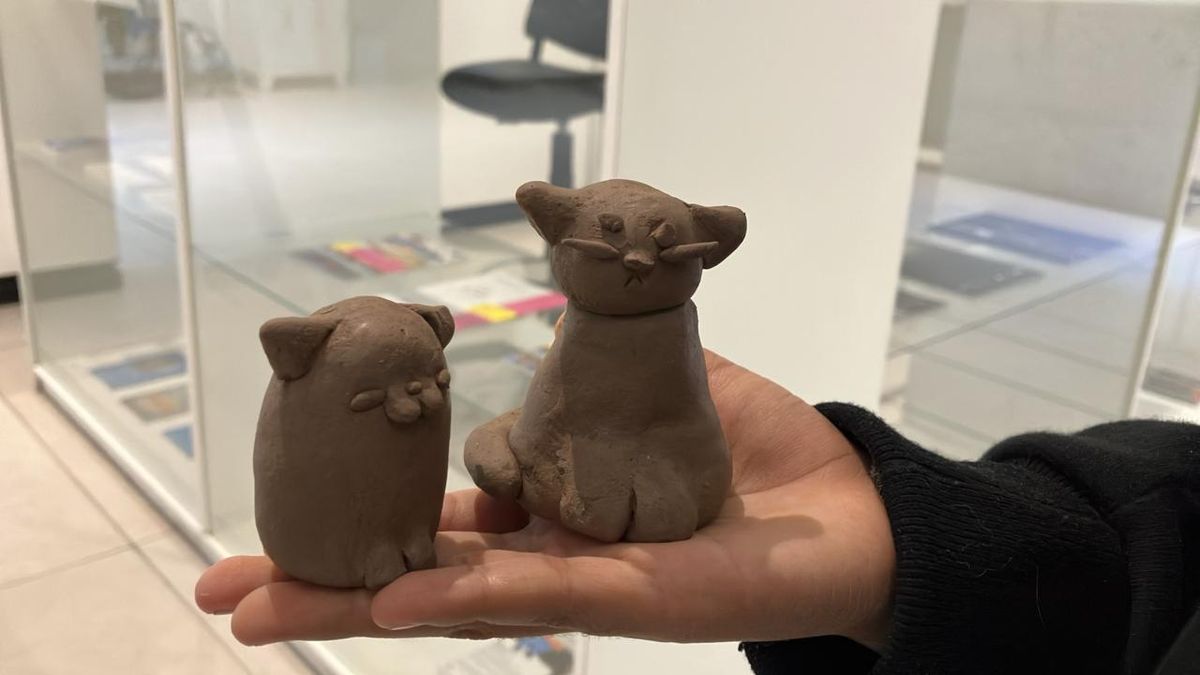 Una figura en arcilla creada por Clara (10) en uno de los talleres de la colonia de verano artística. Una figura en arcilla creada por Clara (10) en uno de los talleres de la colonia de verano artística.