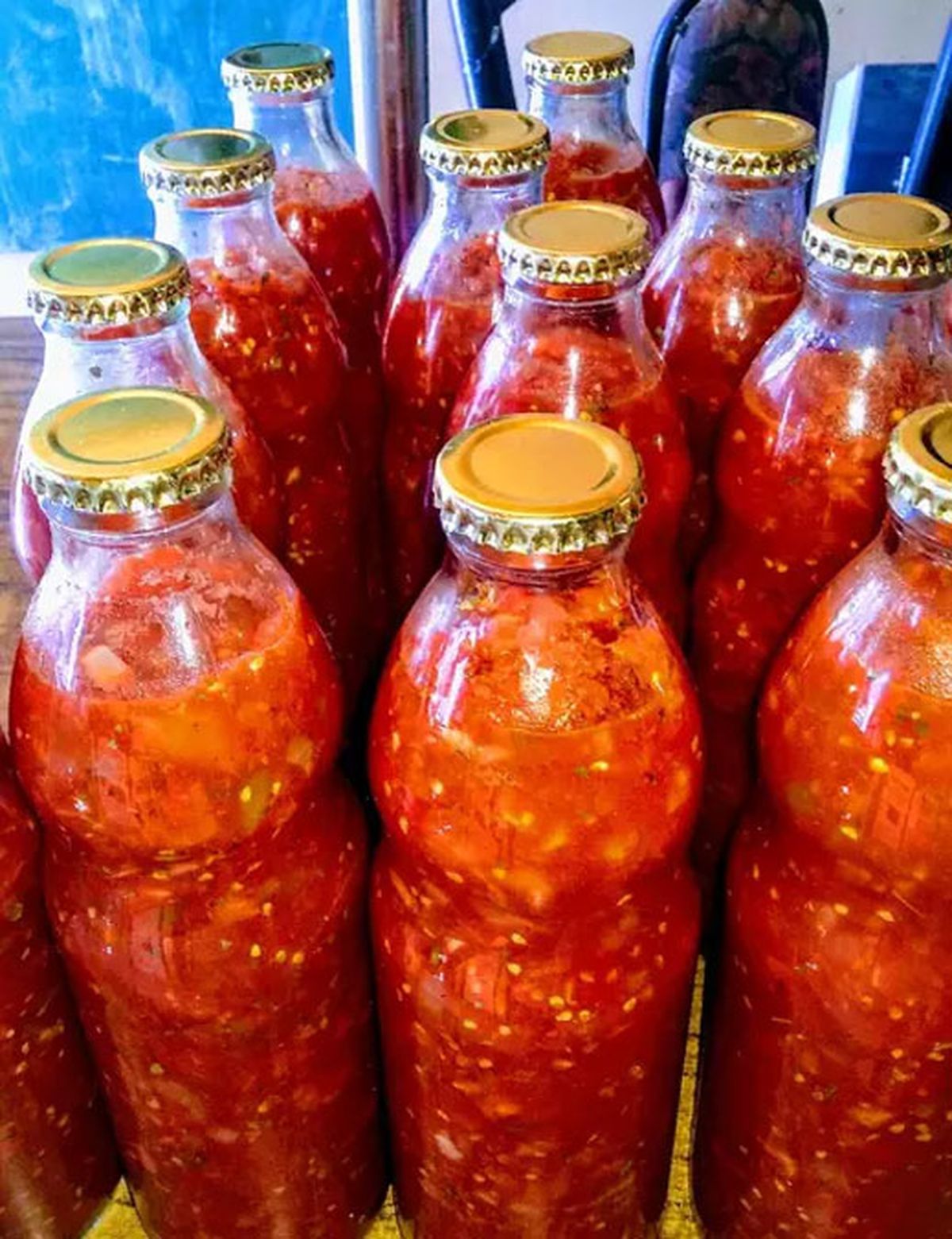 La salsa de tomate casera es una receta tradicional, rica y sencilla para conservar durante todo el año. La salsa de tomate casera es una receta tradicional, rica y sencilla para conservar durante todo el año.