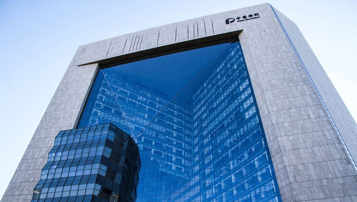 El The New Beijing Poly Plaza tiene paredes de vidrio soportadas por cables, inspiradas en las telas de araña.