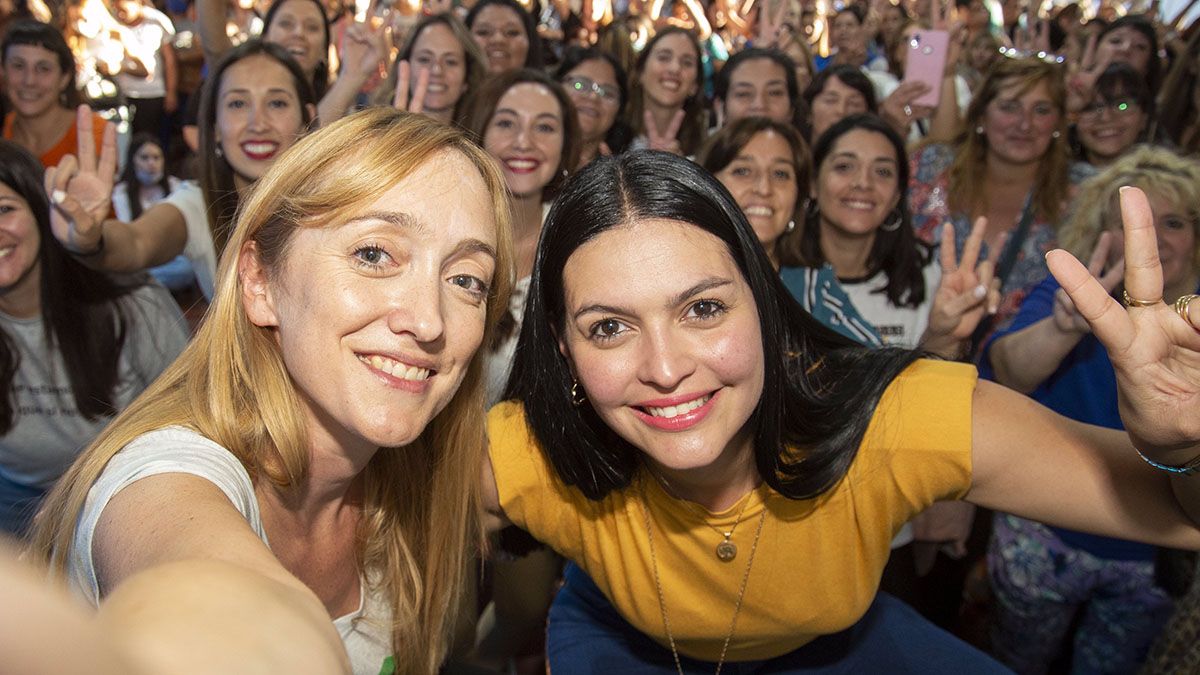 La senadora Anabel Fernández Sagasti junto a la intendenta de Santa Rosa, Flor Destéfanis.
