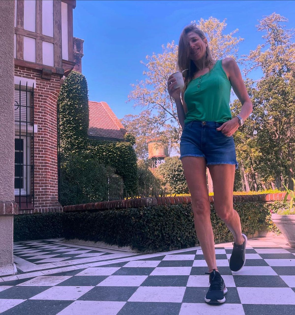 A sus 45 años, Alina Moine estrena shorts en clave denim ultra XS al ras y marca tendencia. A sus 45 años, Alina Moine estrena shorts en clave denim ultra XS al ras y marca tendencia.