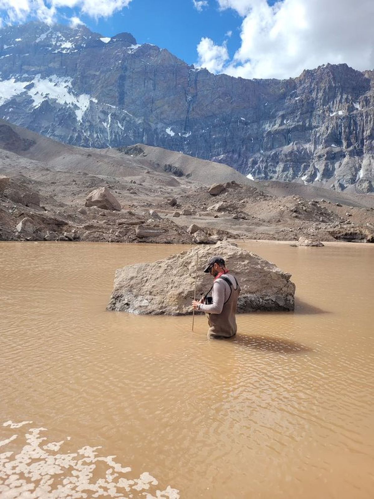 Pierre Pitte realizó mediciones dentro del lago más grande. Calculó que en las partes más profundas podría haber llegado a tener 3 metros de profundidad y la temperatura del agua era entre 3 y 5 grados. Pierre Pitte realizó mediciones dentro del lago más grande. Calculó que en las partes más profundas podría haber llegado a tener 3 metros de profundidad y la temperatura del agua era entre 3 y 5 grados.