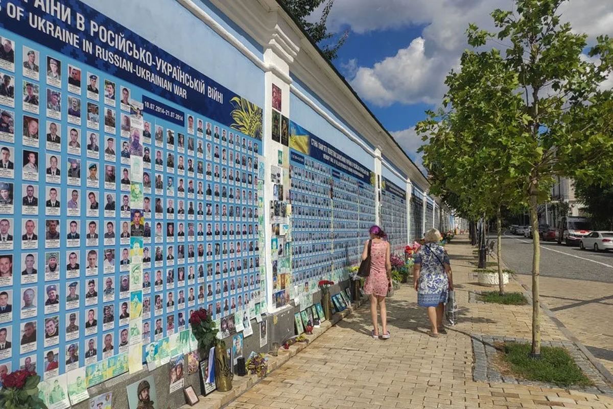 Dos personas caminan junto a un monumento conmemorativo a los soldados ucraniano fallecidos (Archivo). Crédito: EFE/Rostyslav Averchuk. Dos personas caminan junto a un monumento conmemorativo a los soldados ucraniano fallecidos (Archivo). Crédito: EFE/Rostyslav Averchuk.