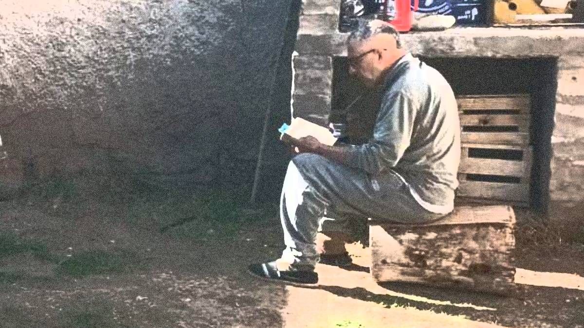 Uno de los residentes de las casas para adultos mayores. Se vive con libertad y no hay horarios para disfrutar del tiempo y de las cosas simples de la vida. Uno de los residentes de las casas para adultos mayores. Se vive con libertad y no hay horarios para disfrutar del tiempo y de las cosas simples de la vida.