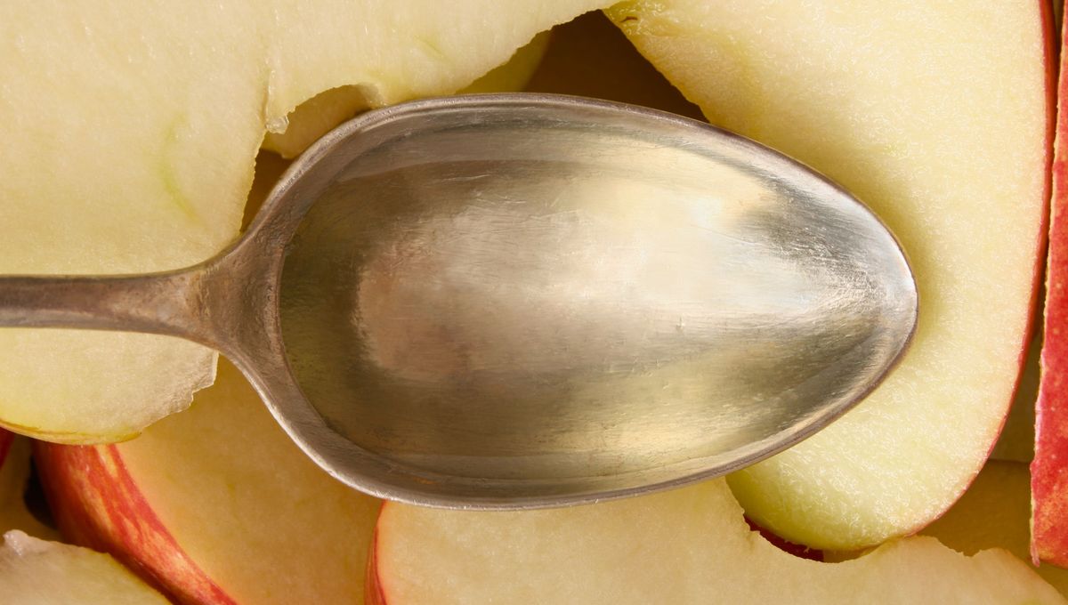 Lo mejor es realizar una prueba con el limpiador de vinagre en una zona pequeña de la superficie afectada para ver cómo reacciona. Lo mejor es realizar una prueba con el limpiador de vinagre en una zona pequeña de la superficie afectada para ver cómo reacciona. 