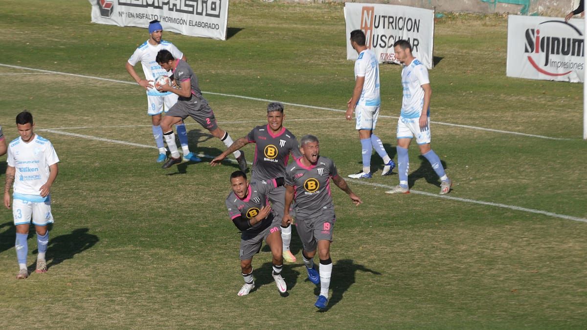 Joan Juncos puso el empate transitorio para Gimnasia y Esgrima (UNO/Martín Pravata).