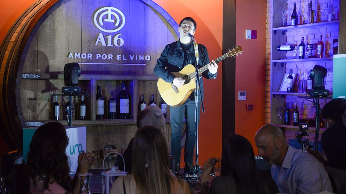 Celli durante el show de lanzamiento de la renovada FM UNA.