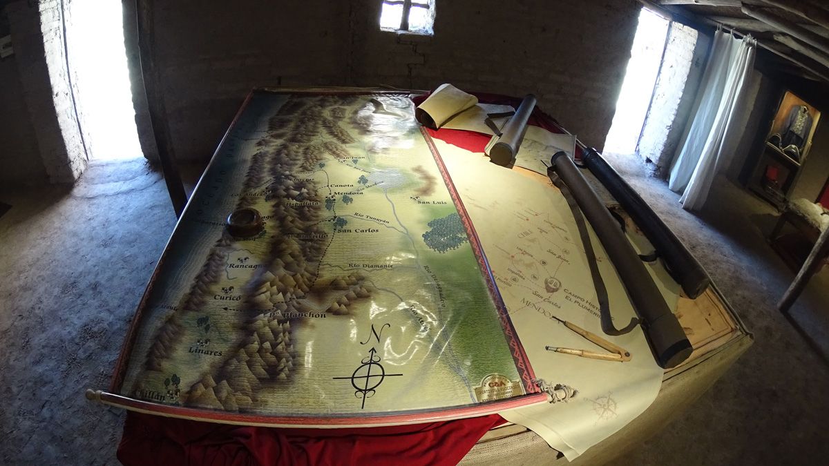 Mesa de trabajo del General San Martin. En dicha mesa se planificaba el viaje por la Cordillera de Los Andes. Foto: Fernando Martinez/ Diario UNO