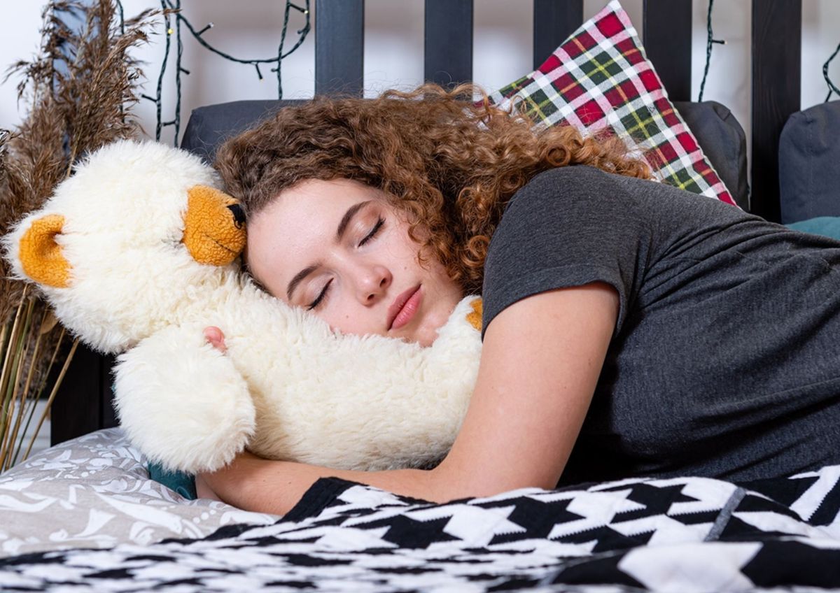¿Es extraño dormir con un peluche?
