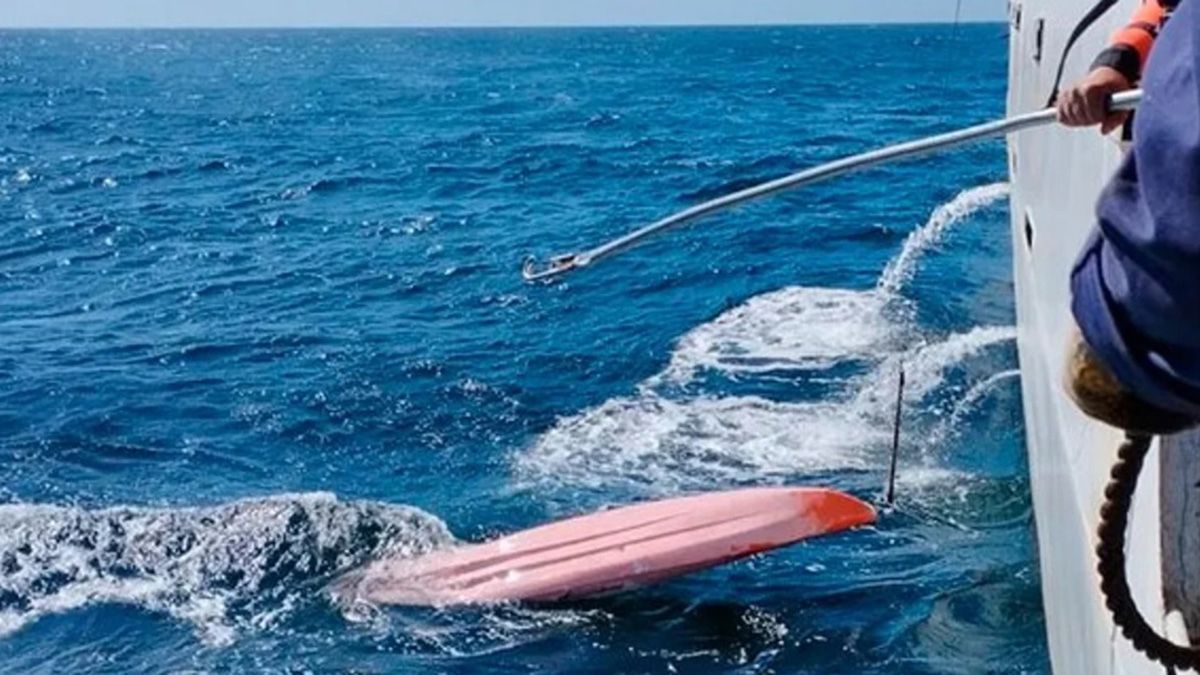 Un barco de la Prefectura logró recuperar el kayak de los dos amigos que salieron a pescar hace una semana desde Pinamar Un barco de la Prefectura logró recuperar el kayak de los dos amigos que salieron a pescar hace una semana desde Pinamar