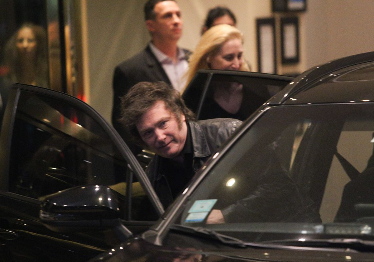A Javier Milei se lo vio salir el sábado a lo noche del hotel en el que está alojado desde que ganó el balotaje. A Javier Milei se lo vio salir el sábado a lo noche del hotel en el que está alojado desde que ganó el balotaje.