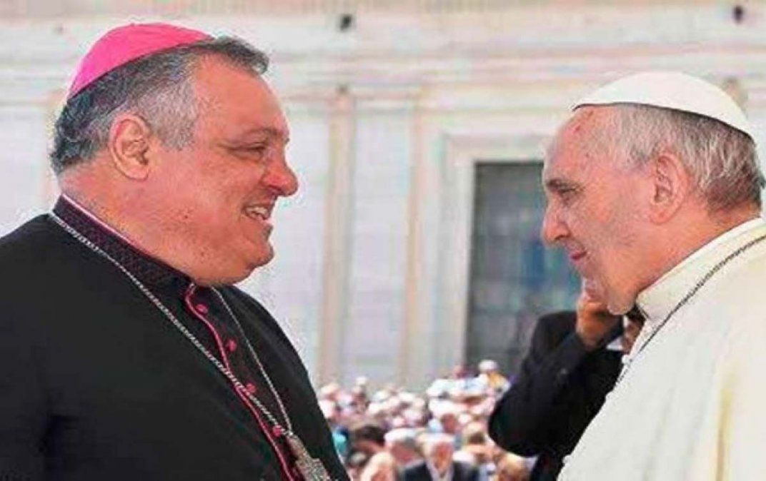 pMonseñor Colombo y el papa Francisco, en una de las visitas oficiales. En esta oportunidad le llevó un cuaderno hecho por mendocinos y mendocinas sin hogar que cuentan sus experiencias.
