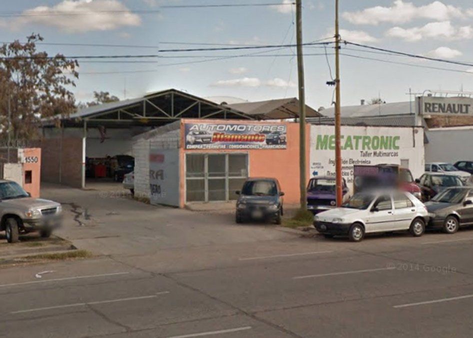 En una concesionaria robaron accesorios, rompieron autos y los pintaron con aerosol