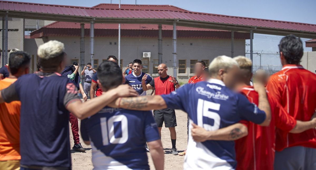 Di Pauli al lado del profe Armando, en la previa de la tocata por el cierre del año del programa Rugby e inclusión en la cárcel federal de Cuyo. Di Pauli al lado del profe Armando, en la previa de la tocata por el cierre del año del programa Rugby e inclusión en la cárcel federal de Cuyo.