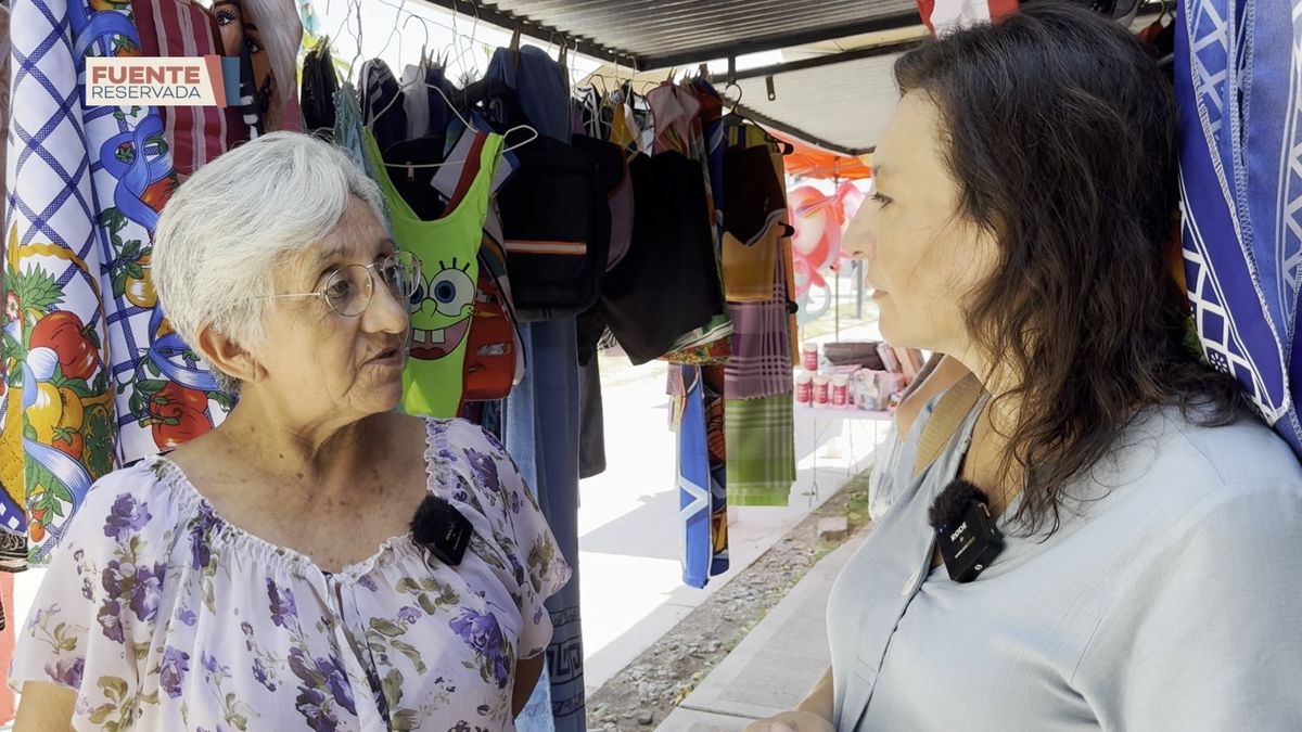 Yolanda tiene su puesto en la Feria de la Nuevo y de lo Usado. Yolanda tiene su puesto en la Feria de la Nuevo y de lo Usado.