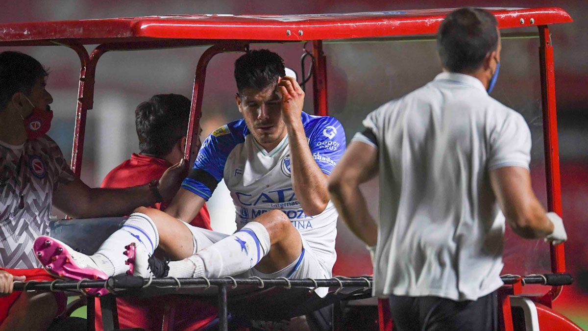 A los 6' Ortiz tuvo que dejar la cancha en el encuentro entre Godoy Cruz y Argentinos Juniors