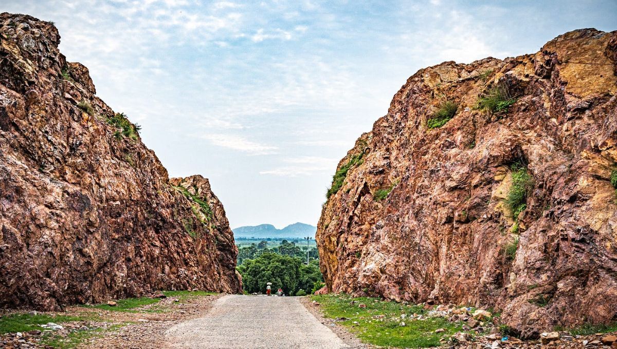 El camino en medio del pueblo de Muhra El camino en medio del pueblo de Muhra
