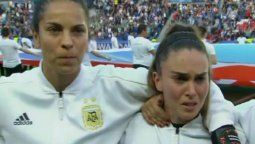 ¡O juremos con gloria morir! La emoción de las chicas al momento del Himno