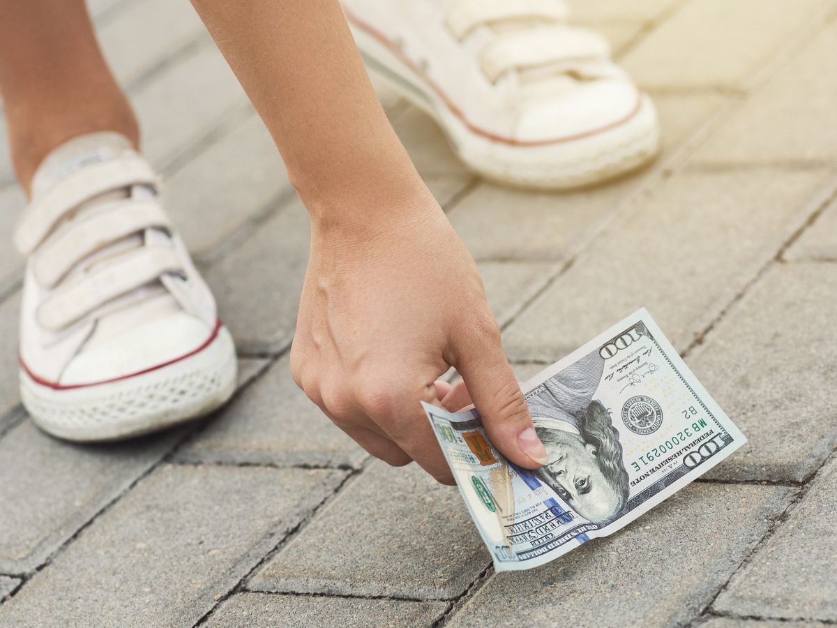 Encontrar un billete en la calle: qué significa según la metafísica Encontrar un billete en la calle: qué significa según la metafísica
