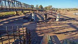 De los 40 pilotes de hormigón previstos para el nuevo puente, ya se levantaron 19, además de uno de los estribos principales. De los 40 pilotes de hormigón previstos para el nuevo puente, ya se levantaron 19, además de uno de los estribos principales.